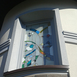 Окно в загородном доме из ПВХ-профиля Salamander, немецкая фурнитура MACO