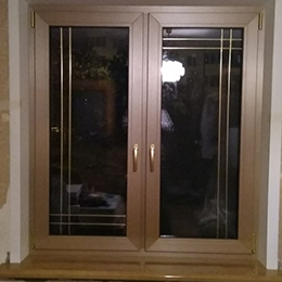 Окно ПВХ с ламинацией в панельном доме. Профиль - Salamnader, фурнитура Roto, двухкамерный энергоэффективный стеклопакет