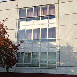 Установка пластиковых окон в административном здании. Профиль – Саламандер, двухкамерный энергосберегающий стеклопакет, фурнитура – SCHUCO
