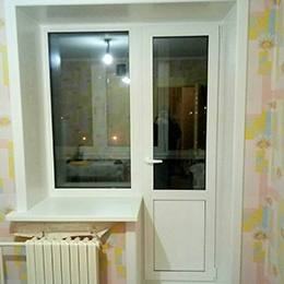 Балконный блок из пластикового профиля Rehau в панельном доме в Минске, двухкамерный стеклопакет, оконная фурнитура МАКО