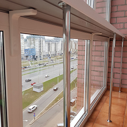 Панорамный балкон из профиля ПВХ в Минске. Состав окна: профиль – Salamander, фурнитура  - ROTO, двухкамерный энергосберегающий стеклопакет