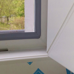 Окно из ПВХ-профиля Veka, установлен двухкамерный энергосберегающий стеклопакет и немецкая фурнитура MACO